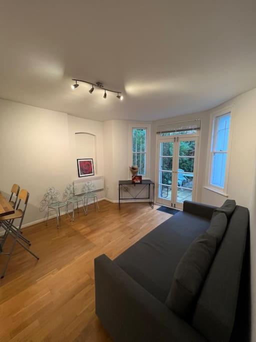 Lovely 2 Bedroom Garden Flat Apartment In West Kensington *