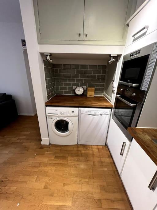 Lovely 2 Bedroom Garden Flat Apartment In West Kensington *